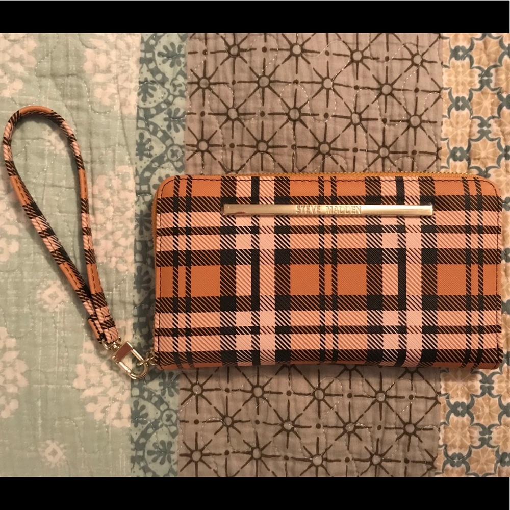 NWOT! Black & Yellow Plaid Steve Madden Wristlet